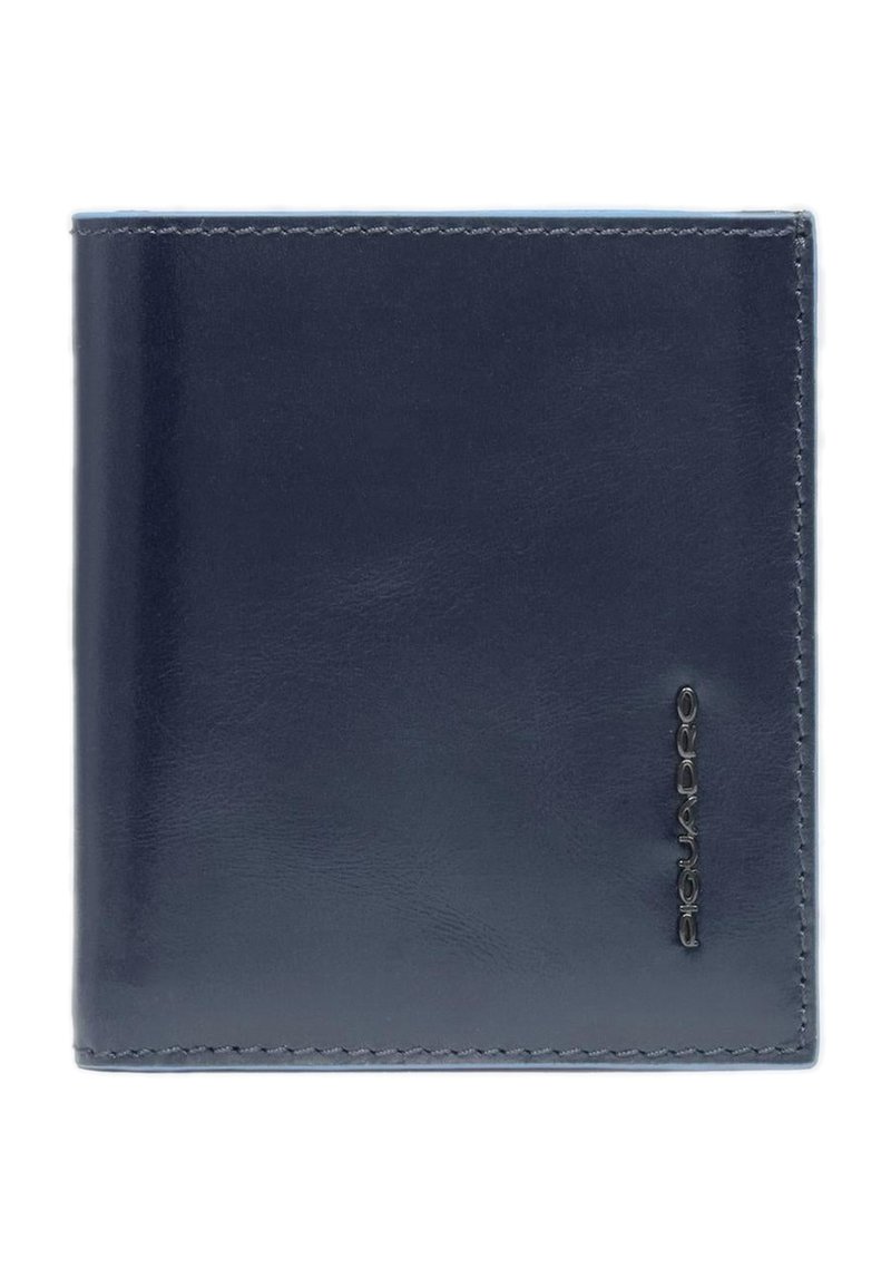Marineblauwe leren portemonnee met een gladde textuur, vierkante vorm, contrasterende stiksels en een subtiel logodetail aan de zijkant.