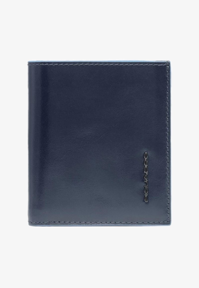 Marineblauwe leren portemonnee met een gladde textuur, vierkante vorm, contrasterende stiksels en een subtiel logodetail aan de zijkant.