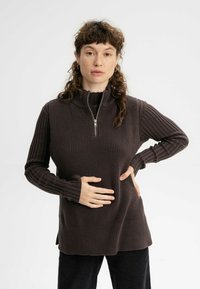 Dunkelbrauner Halbzip-Pullover mit strukturiertem Körper und gerippten Ärmeln. Mit hohem Kragen und seitlichen Taschen, aus einem weichen Material gefertigt.