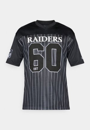 Črn nogometni dres s zasnovo pinstripes, na katerem sta v beli barvi jasno prikazana napis "RAIDERS" in številka "60", kratki rokavi in V-izrez ovratnik.