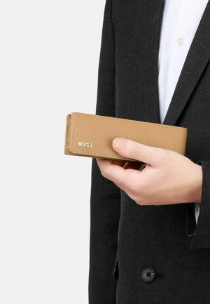 BOSS, CLASSIC GRAINED - Peračník - camel