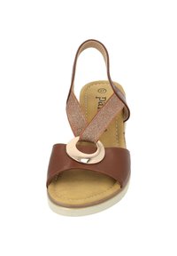 Sandal in pelle marrone con cinturino elastico, accento metallico circolare, soletta imbottita e suola in gomma; design semplice e open-toe.
