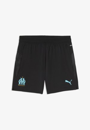Schwarze Sportshorts mit blauem Puma-Logo am rechten Bein und Emblem des Fußballclubs Marseille mit dem Text "Droit au but" am linken Bein.