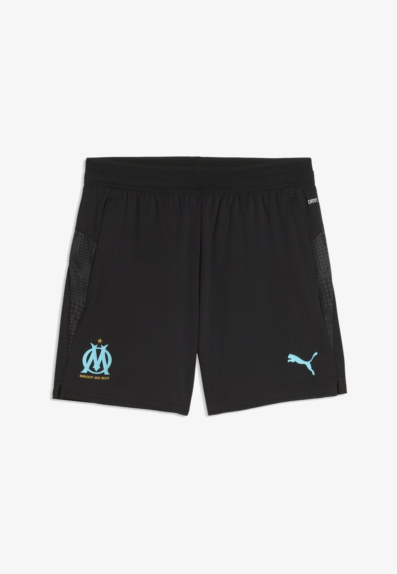 Schwarze Sportshorts mit blauem Puma-Logo am rechten Bein und Emblem des Fußballclubs Marseille mit dem Text "Droit au but" am linken Bein.