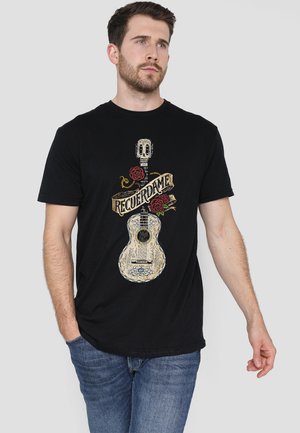 Schwarzes Baumwoll-T-Shirt mit einem grafischen Druck eines Gitarrenmotivs, das ein Schädeldesign mit Rosen in Creme, Rot und Gold zeigt. Kurze Ärmel und runder Ausschnitt.