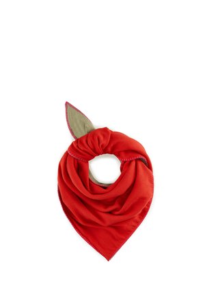 Écharpe en coton rouge de forme triangulaire avec un design noué et un accent vert contrastant rappelant une feuille sur un bord.