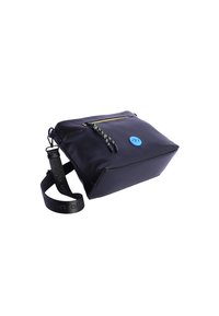 Bolso cruzado de cuero negro con un bolsillo frontal con cremallera, detalles en verde y negro con cordón, y un parche de logo en la parte frontal. Correa ajustable.