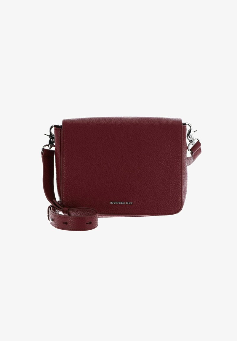 Sac bandoulière en cuir bordeaux avec une finition texturée, quincaillerie argentée, bandoulière réglable et fermeture à rabat. Logo de la marque visible à l'avant.