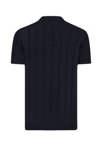 Marineblaues Poloshirt mit kurzen Ärmeln, das ein strukturiertes, gemustertes Design mit vertikalen Streifen und einem klassischen Kragen aufweist. Hergestellt aus gestricktem Stoff.