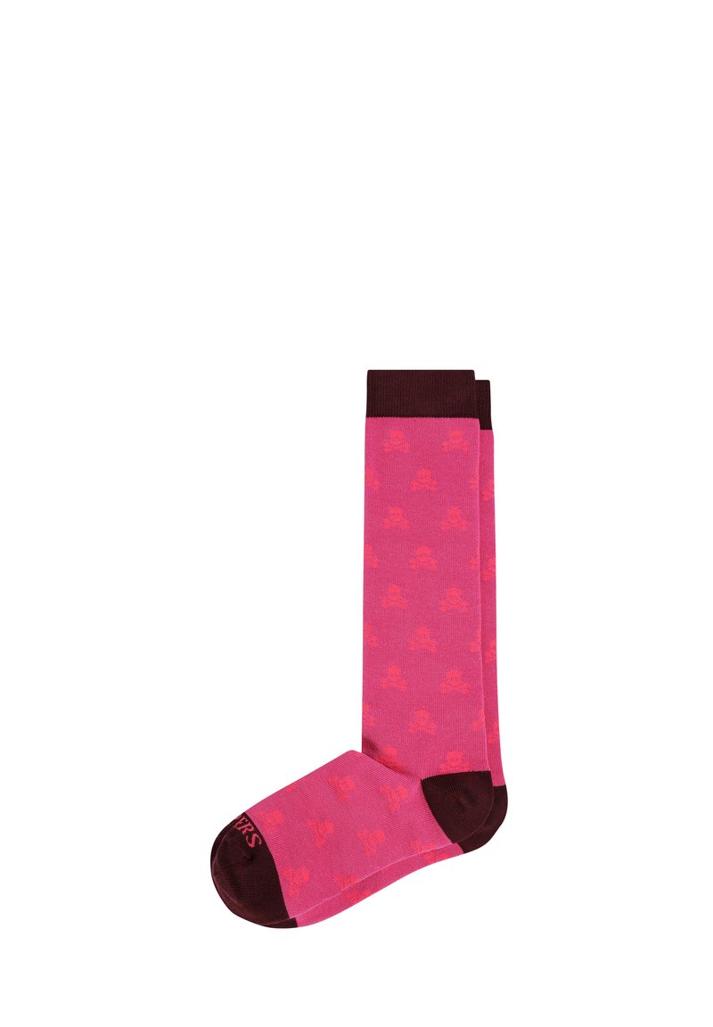 Calcetines rosa hasta la rodilla con acentos marrón oscuro, que presentan un patrón de calaveras repetido en un rosa más claro. Material suave, textura lisa.