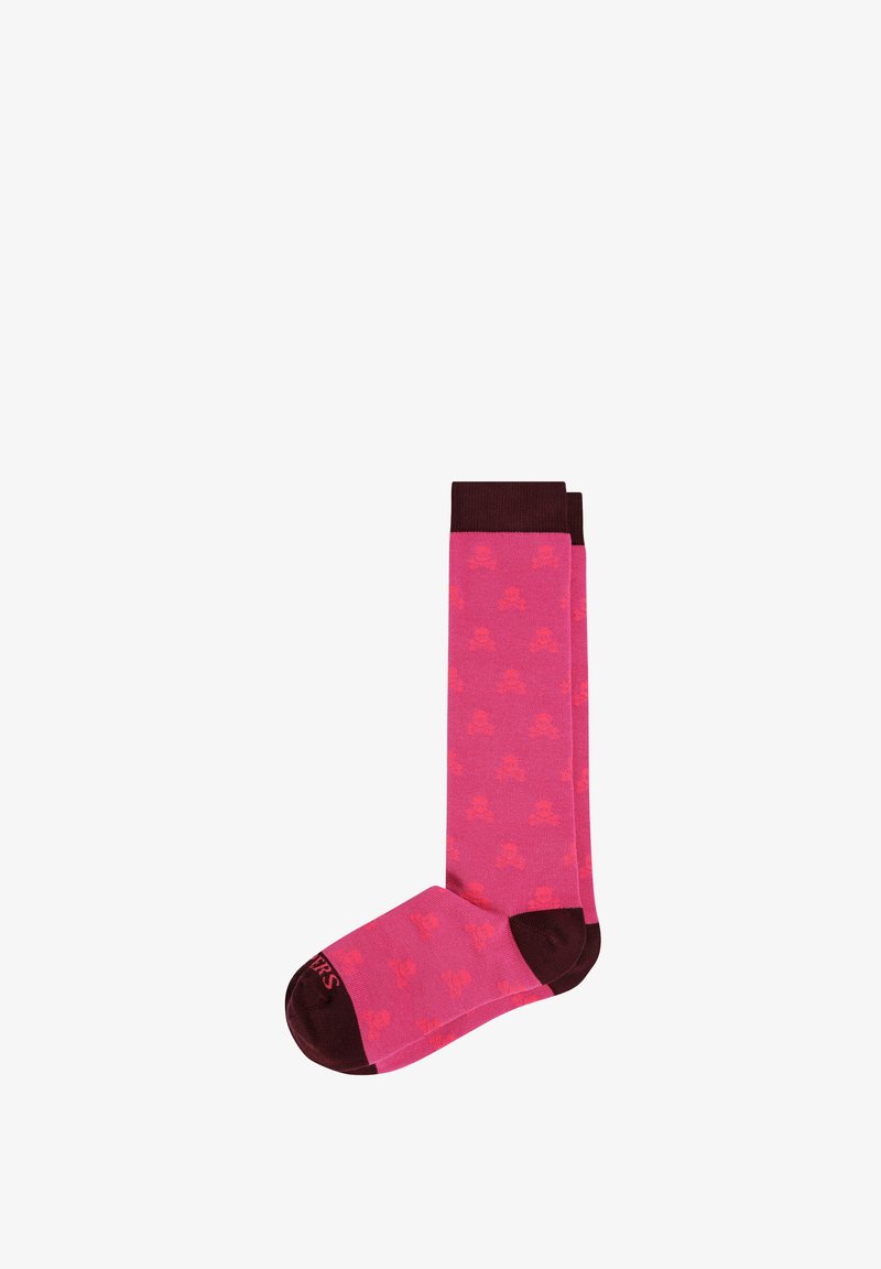 Calcetines rosa hasta la rodilla con acentos marrón oscuro, que presentan un patrón de calaveras repetido en un rosa más claro. Material suave, textura lisa.