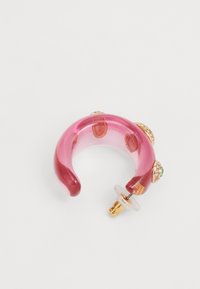 Rosa transparente, ringförmige Haarnadel aus Kunststoff mit goldenen Akzenten und bunten Edelsteinen, ausgestattet mit einer glatten Textur und abgerundeten Kanten.