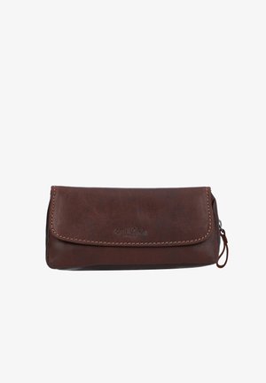 Bruine leren portemonnee met een klepsluiting, zichtbare stiksels en een ritsje. Gladde textuur met een subtiele glans.