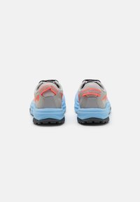 Altra MONT BLANC CARBON - Trail tekaški čevlji - gray/blue