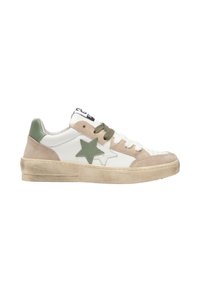 Sneaker in pelle bianca con accenti in suede verde e beige, dotate di un design a stella verde, punta rotonda e suola in gomma texturizzata.