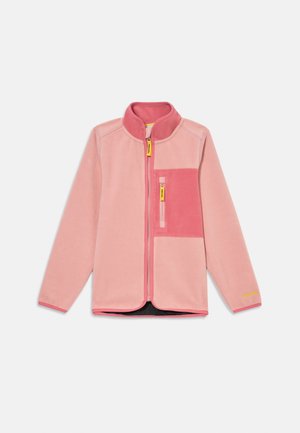 Casaco de fleece rosa com gola alta, frente com fecho éclair e bolso no peito. Apresenta tons contrastantes, textura suave e puxadores do fecho éclair amarelos.