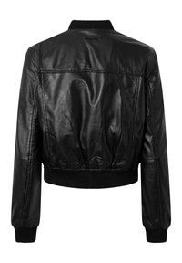Giacca bomber in pelle nera, design cropped, polsini e colletto a coste, texture lucida, superficie liscia, con dettagli di cucitura lungo le cuciture.