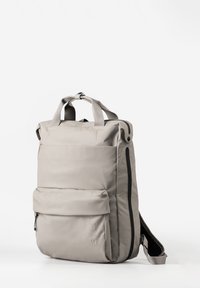 Grijze nylon rugzak met een gewatteerde structuur, bovenhandvatten, verstelbare schouderband, voorzak met rits en zijrits voor uitbreiding.