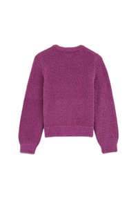 Lila, bolyhos kötött pulóver hosszú ujjakkal, bordás mandzsettákkal és aljjal. A háta sima textúrájú, hangsúlyozva a puha anyagát.