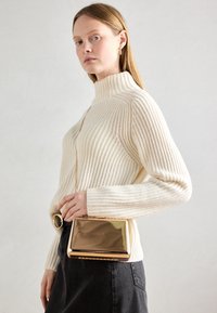 Vybráno, gold-coloured