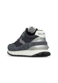 Scarpa con tomaia in camoscio grigio e dettagli in blu navy, dotata di un pannello posteriore in argento, colletto imbottito e suola in gomma nera testurizzata.