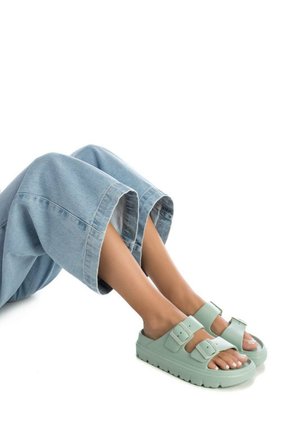 XTI, CHANCLA DE MUJER PLANO - Sandalias planas - verde