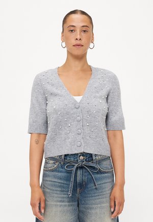 Grijze gebreide cardigan met een v-hals, korte mouwen en knopen. Bevat versieringen van parels en kralen over de voorkant.