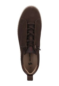 Braune Wildledersneaker mit runder Zehenpartie, Schnürsenkeln und Zuglasche. Innen befindet sich ein Logo sowie die Größenangabe. Gummisohle mit strukturiertem Muster.