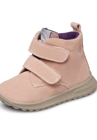 Stivaletto rosa in suede con due strap in velcro, suola in gomma e rivestimento in tessuto viola al collo. Presenta un'etichetta con logo sulla linguetta.