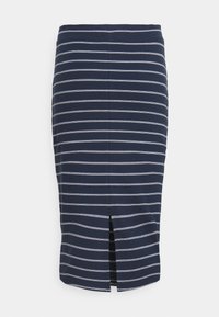 Námořnická tužková sukně s bílými horizontálními pruhy, s délkou po kolena a malým rozparkem vzadu pro větší volnost pohybu.