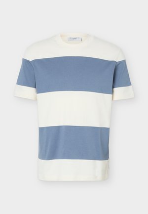 Kortermet t-skjorte med rund hals og brede horisontale striper i hvitt og dempet blått.