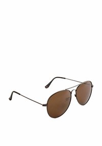 Brązowe okulary przeciwsłoneczne typu aviator z cienką, ciemną metalową oprawą i elastycznymi zausznikami. Posiadają subtelne logo na wewnętrznej stronie zausznika oraz gładkie soczewki.