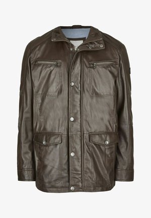 Giubbotto in pelle marrone con più tasche, chiusure a scatto e a zip, e un colletto strutturato. Texture liscia con dettagli di cucitura visibili.