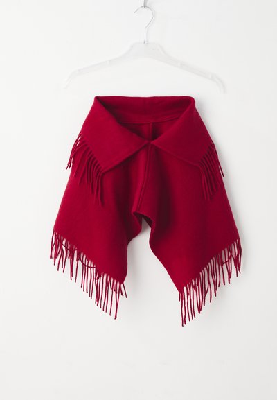 Étole en laine rouge avec bords à franges, présentant un col et une texture douce, idéale pour superposer et se tenir chaud.