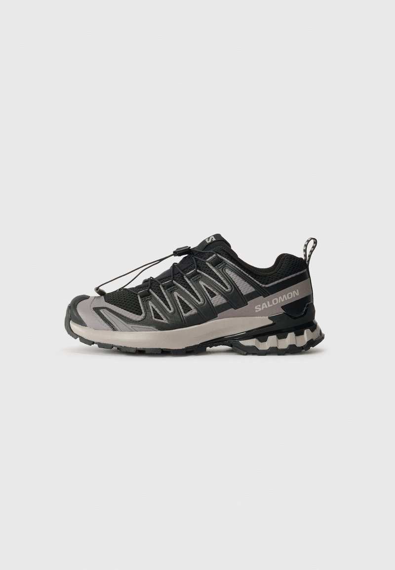 Zwart en grijs sportieve schoen met een bovenwerk van mesh, rubberen zool en een elastisch vetersysteem. Heeft een verstevigde neus en textuuraccenten.