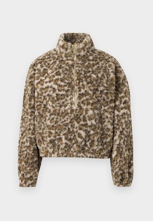 Pullover in pelliccia sintetica marrone e crema con colletto alto, chiusura con zip e vestibilità rilassata. Superficie testurizzata con un motivo leggermente irregolare.