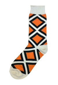 Kniestrumpf mit orangefarbenem Hintergrund und großem schwarz-weißem Rautenmuster, weißer Bündchen-, Fersen- und Zehenbereich.