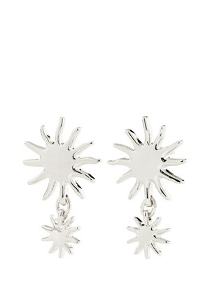 Náušnice z kovu v striebornej farbe so slnečnými lúčmi, každá s väčším náušnicovým cvokom so slnečnými lúčmi a menším kúskom so slnečnými lúčmi visiace pod ním.