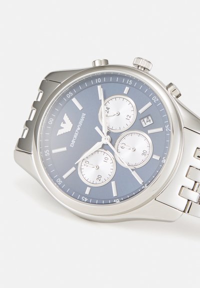Silberne Emporio Armani Chronograph-Armbanduhr mit blauem Zifferblatt, drei Totalisatoren, Datumsfenster bei 4 Uhr und Metallarmband.