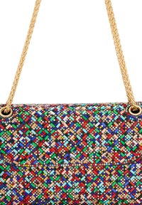 Geantă de mână colorată din mărgele cu un model geometric, având mărgele multicolore, curea din lanț de aur și o suprafață texturată.