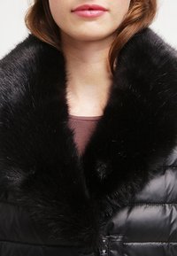 Taifun Abrigo de invierno - black