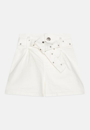 Shorts en coton blancs avec une ceinture, dotés d'une fermeture à bouton, d'un devant plissé et de clous argentés le long de la taille pour la décoration.