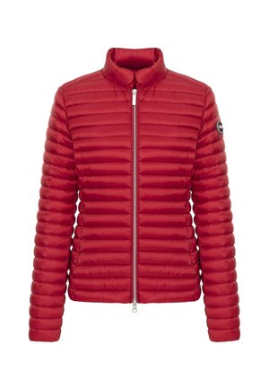 Rote, gesteppte, leichte Daunenjacke mit durchgehendem Frontreißverschluss und Stehkragen, zeigt ein rundes Logo-Patch am linken Ärmel.
