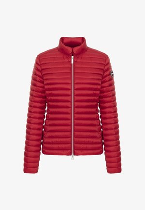 Rote, gesteppte, leichte Daunenjacke mit durchgehendem Frontreißverschluss und Stehkragen, zeigt ein rundes Logo-Patch am linken Ärmel.
