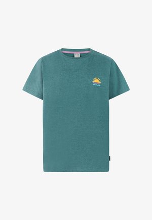 Turkooise T-shirt gemaakt van zacht stof, met een ronde halslijn. Voorzien van een meerkleurige zonafbeelding en de tekst "PROTEST" op de linkerborst.