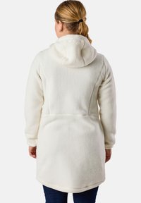 Weißer Fleece-Jacke mit Kapuze, die eine weiche Textur und einen leicht verlängerten Rücken hat. Beinhaltet Seitentaschen und einen entspannten Schnitt.
