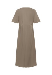 Robe à manches courtes, longueur genou, en taupe uni. Présente une coupe simple et droite avec un col rond modeste et une texture de tissu lisse.