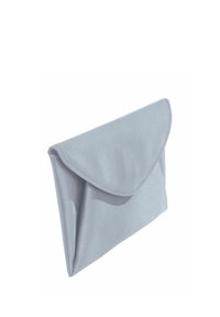 Pochette en tissu doux gris clair avec un rabat plié, debout sur un fond blanc.
