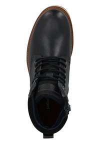 Czarny skórzany botek sięgający do kostki z teksturowanym wykończeniem, okrągłym noskiem, sznurowanym zapięciem i tanową gumową podeszwą. Posiada naszywkę z logo na języku.