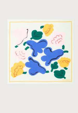 Carré de tissu avec de grandes fleurs bleues et jaunes, des feuilles vertes, et des accents roses sur fond blanc avec une fine bordure jaune.